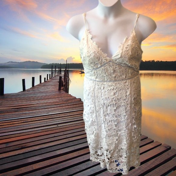 ALMOST NEW ABSOLUTELY GORGEOUS FLORAL WHITE DRESS - Picture 2 of 4